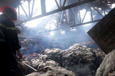 TPHCM: Cháy lớn tại kho xưởng có "mồi ngon" là bông gòn