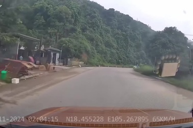 Hai xe cùng lấn làn khi ôm cua, suýt đâm đấu đầu