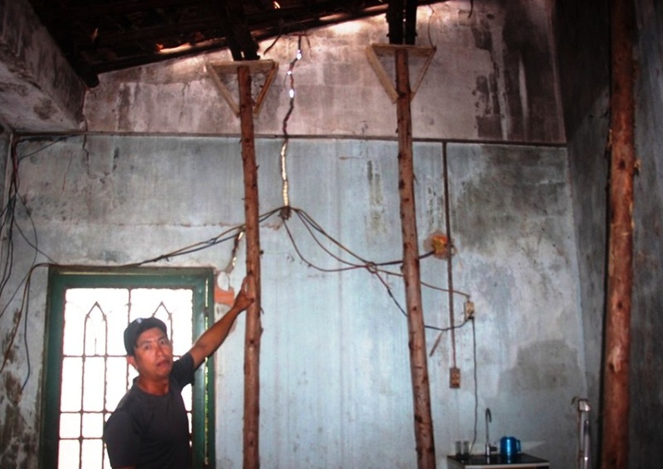 Hàng trăm ngôi nhà ven dự án bị nứt toác, dân nơm nớp lo sập nhà - 3 Hàng trăm ngôi nhà ven dự án bị nứt toác, dân nơm nớp lo sập nhà - 3