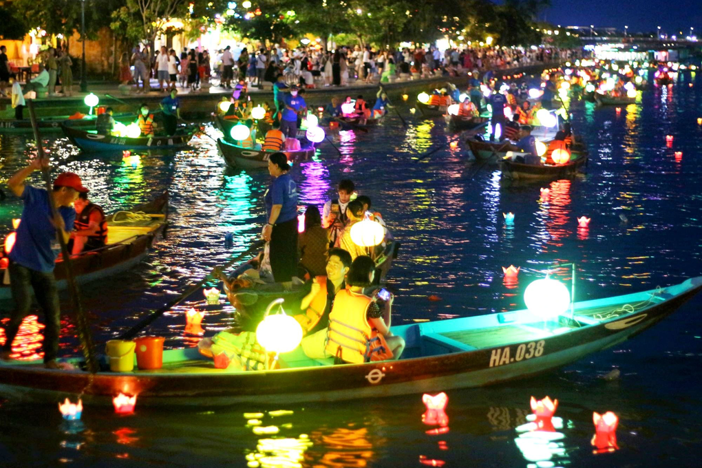 Hội An xử lý nạn cò vé, ghe bơi hoạt động trái phép trên sông Hoài - 4 Hội An xử lý nạn cò vé, ghe bơi hoạt động trái phép trên sông Hoài - 4