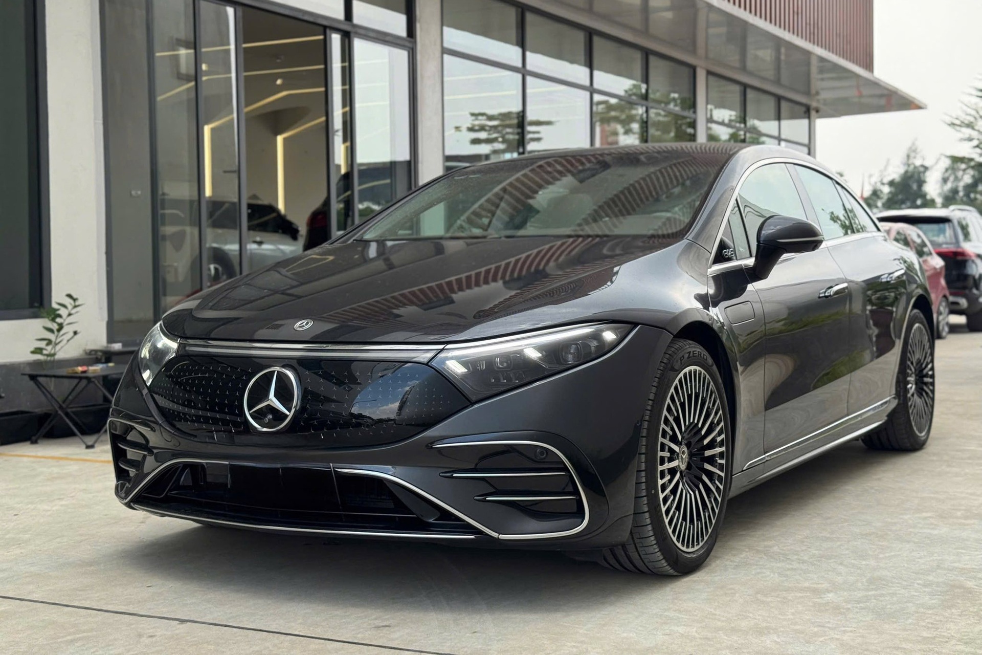 Xe sang chạy điện Mercedes-Benz EQS mất giá 2,4 tỷ sau chỉ 1.500km lăn bánh - 2 Xe sang chạy điện Mercedes-Benz EQS mất giá 2,4 tỷ sau chỉ 1.500km lăn bánh - 2
