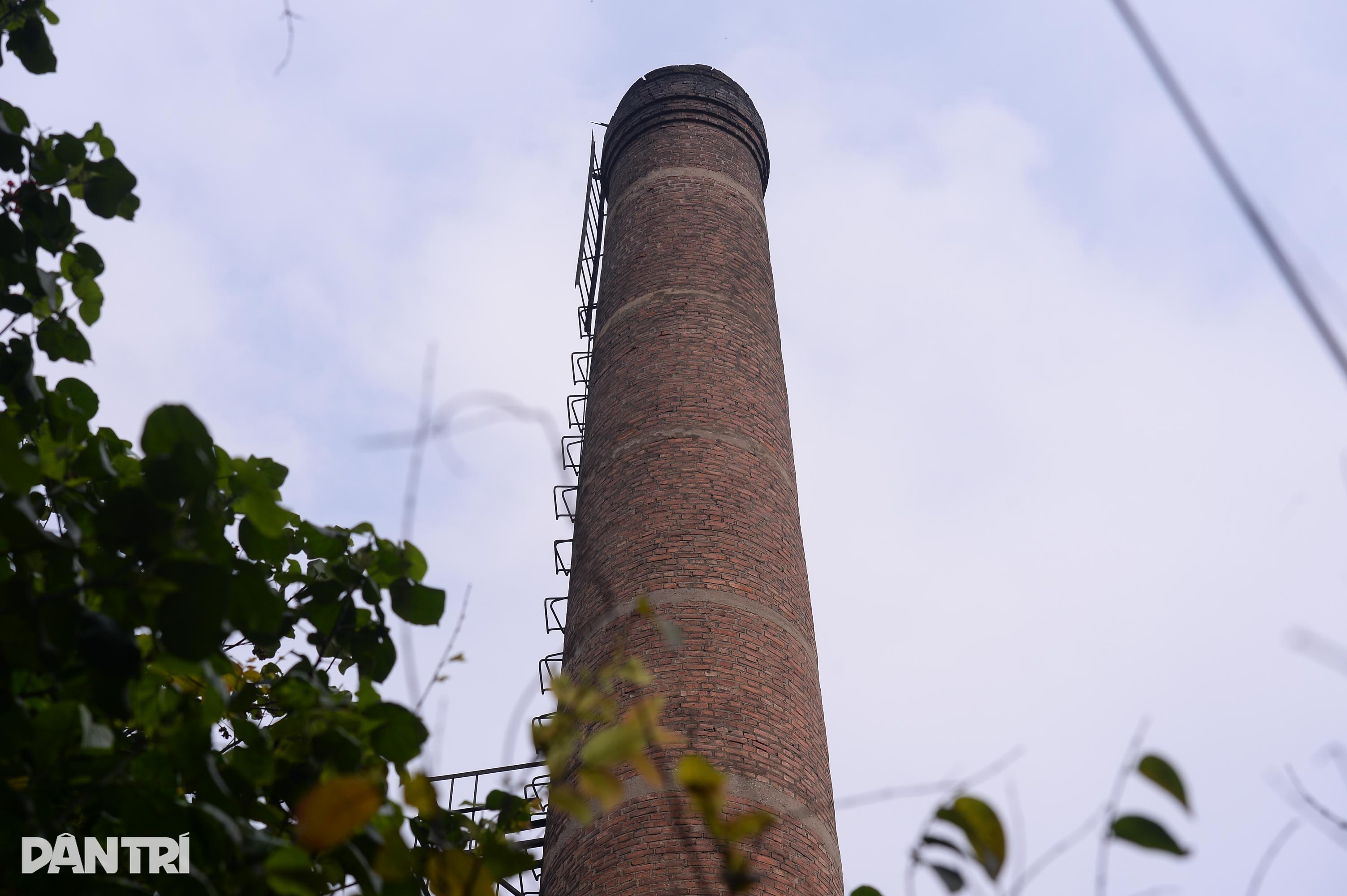 View - Cột khói khổng lồ ở Hà Nội nằm giữa khu chung cư cao tầng, cách nhà dân 15m | Báo Dân trí