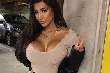 Chloe Khan khoe ngực khủng giữa trời đông giá