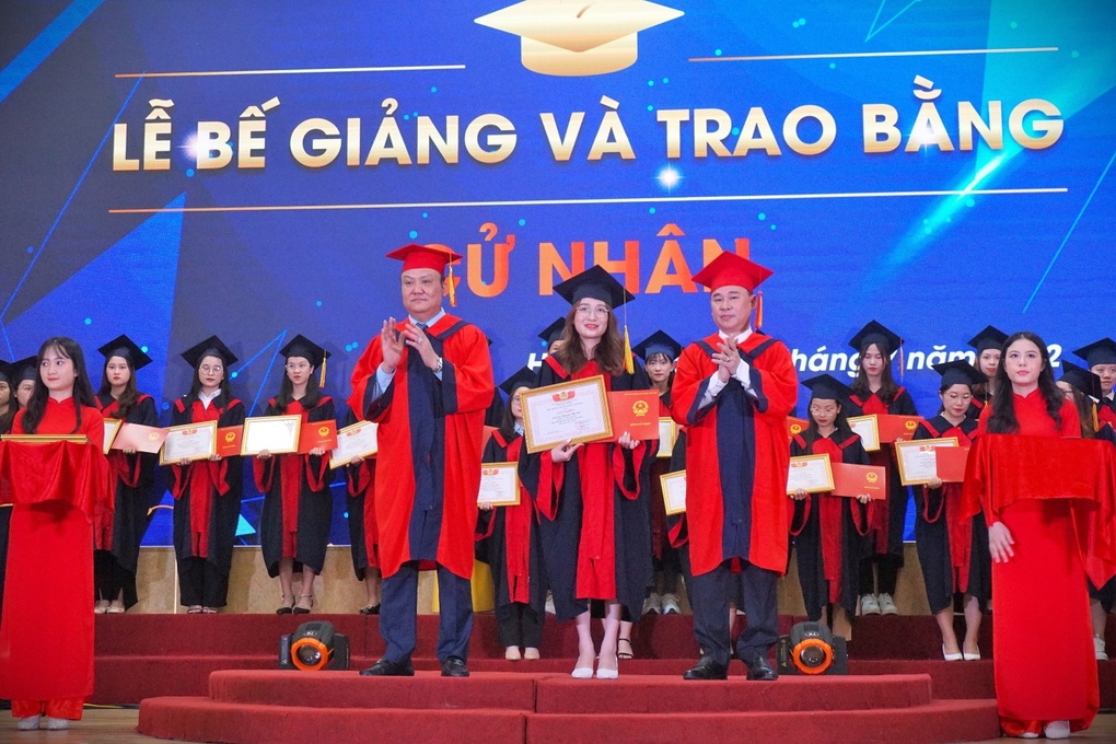 Trường ĐH Công đoàn trao bằng tốt nghiệp cho 1.723 sinh viên - 4 Trường ĐH Công đoàn trao bằng tốt nghiệp cho 1.723 sinh viên - 4