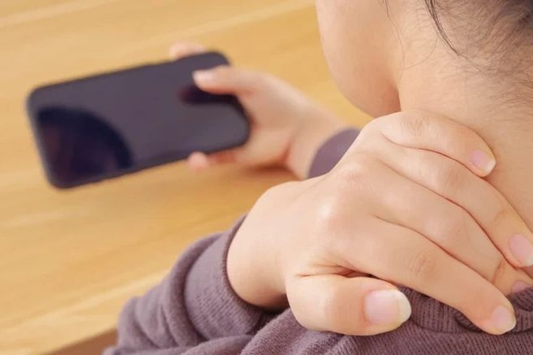 Điện thoại thông minh gây ảnh hưởng cổ và mắt như thế nào?