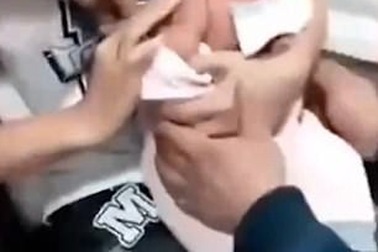 Dân mạng thích thú với clip em bé 6 tháng tuổi vừa khóc vừa bật nói "đau quá" khi bị tiêm