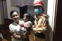 CSGT giúp cháu bé hơn 1 tuổi lạc đường trong đêm về nhà an toàn