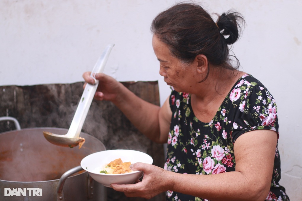 Cheapest vermicelli noodle shop in Ho Chi Minh City: 5,000 VND sold, sold out in just an hour - 4