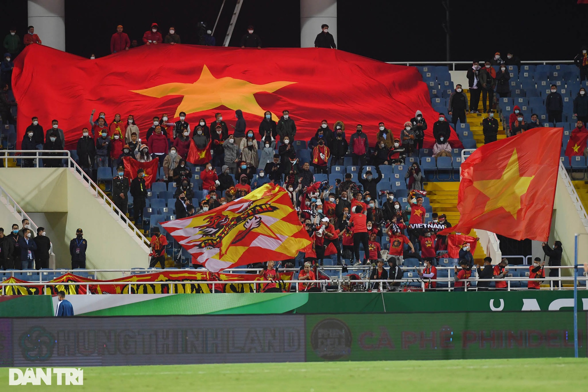 CĐV quá khích cầm cờ lao xuống sân ăn mừng cùng đội tuyển Việt Nam - 8 CĐV quá khích cầm cờ lao xuống sân ăn mừng cùng đội tuyển Việt Nam - 8