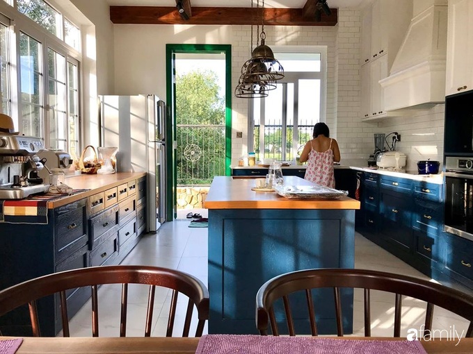 Căn bếp tự thiết kế ngập tràn ánh sáng với khoảng view lãng mạn ra vườn hồng rực rỡ ở Quận 9, Sài Gòn - Ảnh 1. Căn bếp tự thiết kế ngập tràn ánh sáng với khoảng view lãng mạn ra vườn hồng rực rỡ ở Quận 9, Sài Gòn - Ảnh 1.