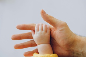 Mang tóc con đi xét nghiệm ADN, tôi rụng rời chân tay khi biết sự thật