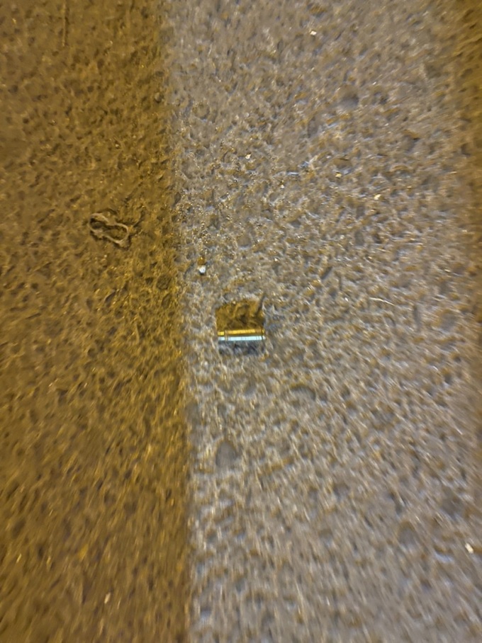 Ghi nhận của phóng viên, hiện trường xảy ra vụ việc có ba vỏ đạn cày cắm trên mặt đường.