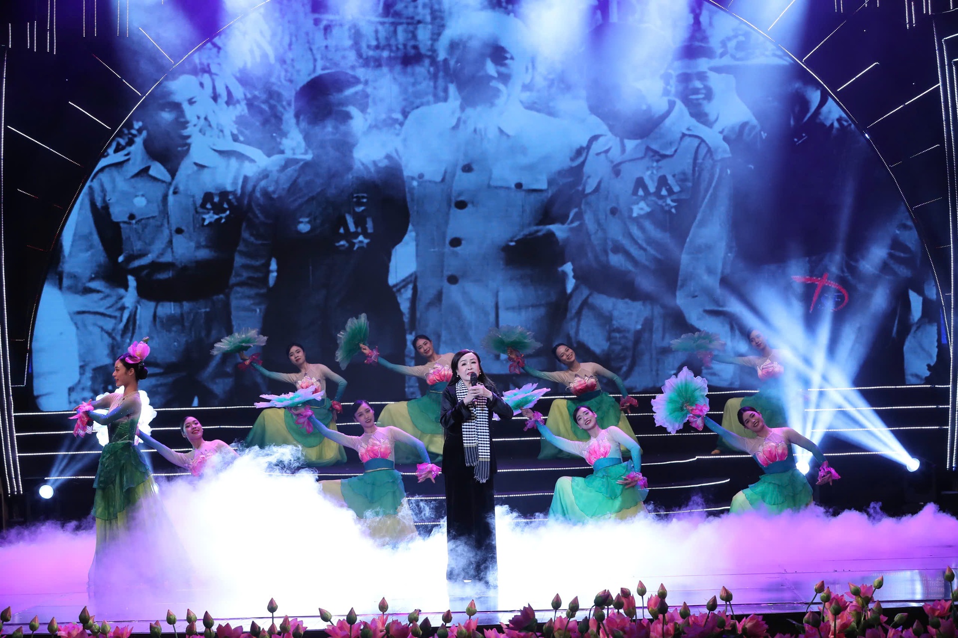 Xúc động chương trình nghệ thuật Quà tháng 5 dâng Người - 6 Xúc động chương trình nghệ thuật Quà tháng 5 dâng Người - 6