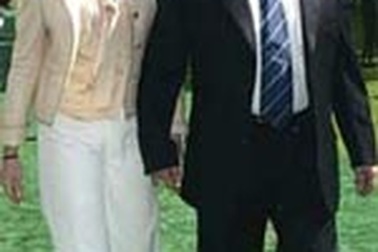 Khi vợ Bộ trưởng Nội vụ Pháp có "bồ"