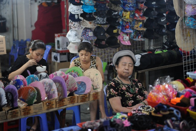 Tiểu thương phố cổ méo mặt vì chợ đêm vắng bóng khách Tây - Ảnh 8. Tiểu thương phố cổ méo mặt vì chợ đêm vắng bóng khách Tây - Ảnh 8.