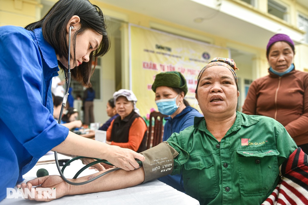 Báo Dân trí tổ chức khám bệnh, phát thuốc miễn phí cho người dân nghèo - 1 Báo Dân trí tổ chức khám bệnh, phát thuốc miễn phí cho người dân nghèo - 1
