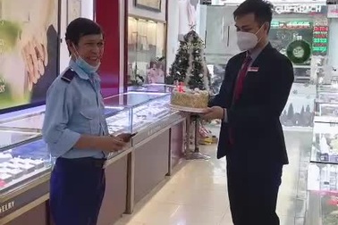 Chú bảo vệ được đồng nghiệp tổ chức sinh nhật bất ngờ ngay tại chỗ làm