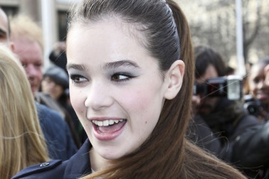 Ngôi sao 15 tuổi quảng cáo cho Miu Miu