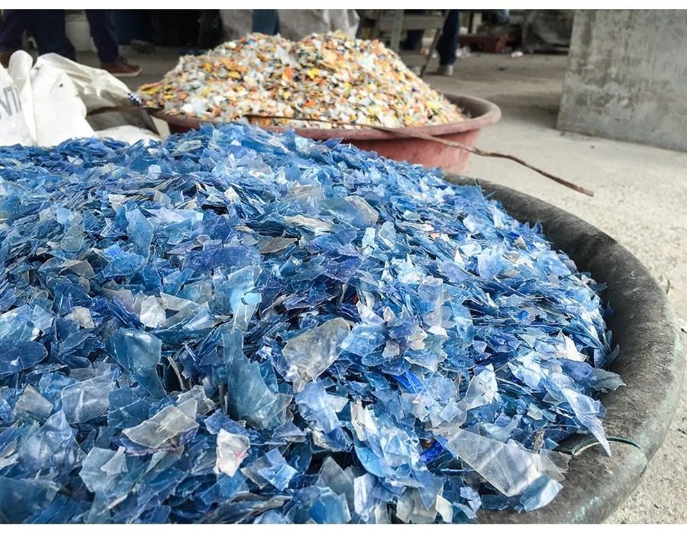 Gom chai nhựa mất trăm năm phân hủy, cô gái biến thành áo hút khách - 5 Gom chai nhựa mất trăm năm phân hủy, cô gái biến thành áo hút khách - 5