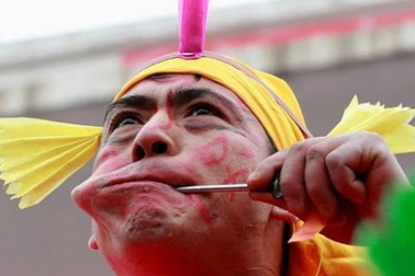 Trung Quốc: Chọc thủng má để lấy may đầu năm