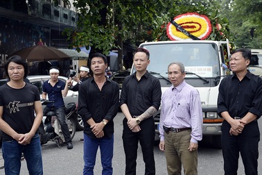 Nghệ sĩ trào nước mắt tiễn đưa NSƯT Hán Văn Tình về nơi an nghỉ