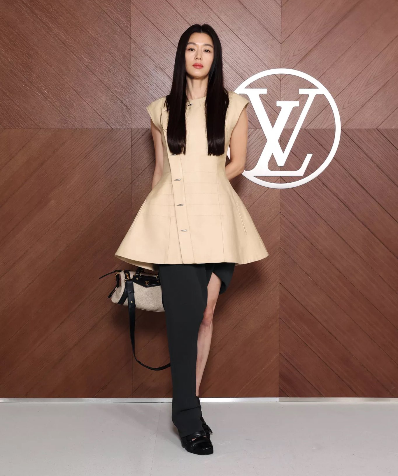 View - Lisa diện đồ xẻ ngực gợi cảm, gặp gỡ "người tình màn ảnh" của Kim Soo Hyun | Báo Dân trí