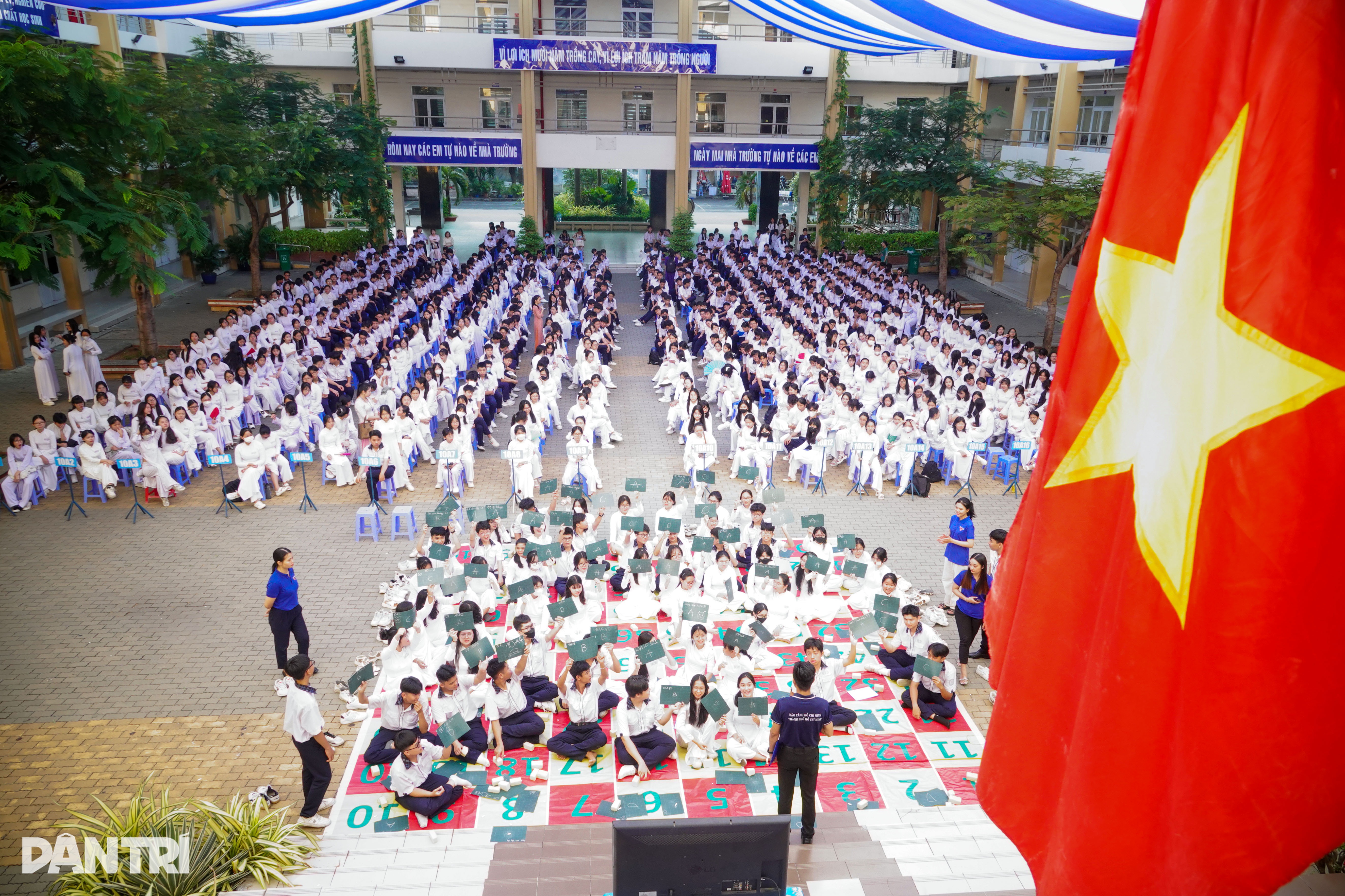 Výstavu navštívilo více než 800 studentů. Prezident Ho Či Min - Životopis a kariéra - 1 Hơn 800 học sinh dự triển lãm Chủ tịch Hồ Chí Minh - Tiểu sử và sự nghiệp - 1
