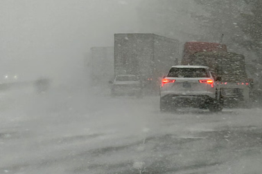 Hàng chục ô tô va chạm liên hoàn trong tuyết rơi dày đặc ở Mỹ