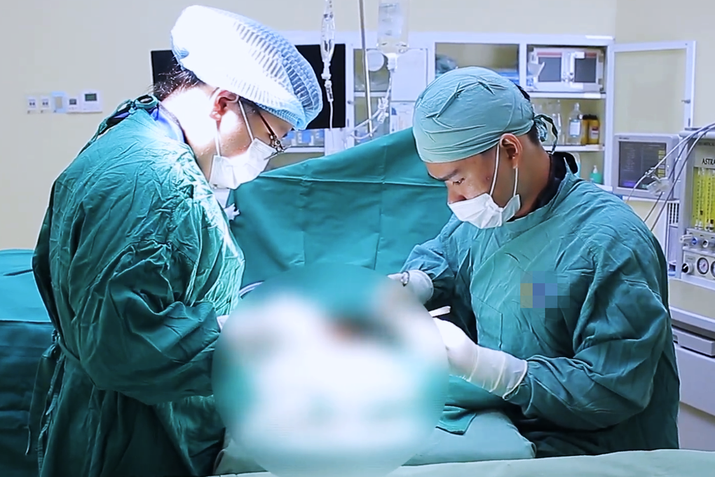 Cấp cứu 2 cháu bé lâm nguy vì mảnh kính vỡ, cây tăm xỉa răng - 1 Cấp cứu 2 cháu bé lâm nguy vì mảnh kính vỡ, cây tăm xỉa răng - 1