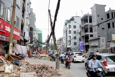 Hà Nội: Hãi hùng cảnh "cạm bẫy" giăng khắp nơi trên con đường đang mở rộng