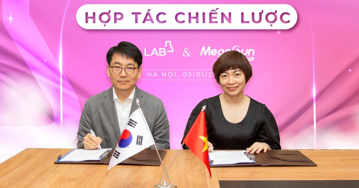 Tiến sĩ Lee Ghang Tai (bên trái) - người sáng lập thương hiệu C'New Lab ký kết hợp tác chiến lược cùng đại diện Sun Pharma, nhà phân phối tại Việt Nam (Ảnh: Sun Pharma).