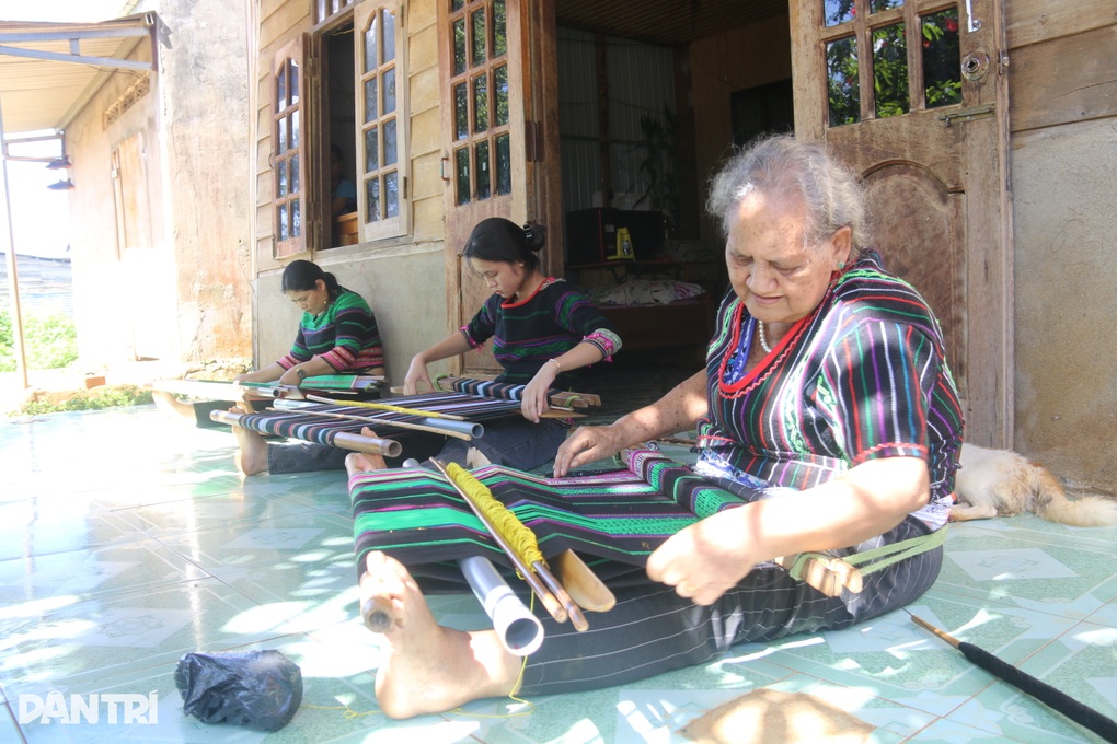 Ba thế hệ người Mạ gìn giữ giá trị thổ cẩm Tây Nguyên - 2 Ba thế hệ người Mạ gìn giữ giá trị thổ cẩm Tây Nguyên - 2