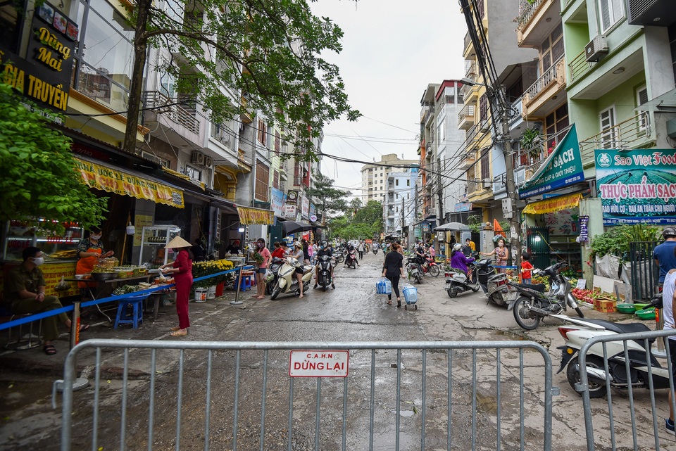 Hà Nội: Chợ dân sinh kẻ vạch, dựng rào phòng dịch Covid-19 - 2 Hà Nội: Chợ dân sinh kẻ vạch, dựng rào phòng dịch Covid-19 - 2