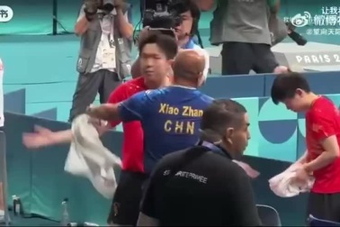 VĐV Trung Quốc tức giận khi vợt bị giẫm gãy sau khi giành HCV