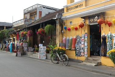 Ngành thời trang, may đo quần áo ở Hội An “lao đao” vì dịch corona