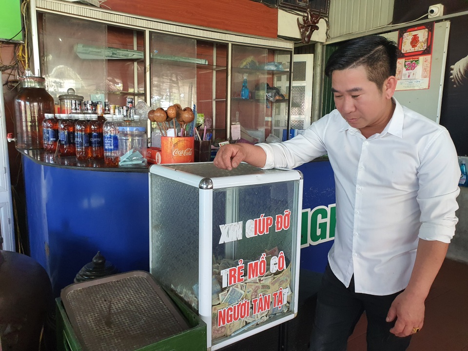 Chủ nhà hàng gom vỏ lon gây quỹ gần trăm triệu đồng/năm tặng học sinh nghèo - 3 Chủ nhà hàng gom vỏ lon gây quỹ gần trăm triệu đồng/năm tặng học sinh nghèo - 3