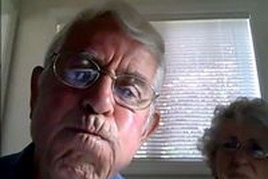 Cặp vợ chồng già “xì tin” trên Youtube