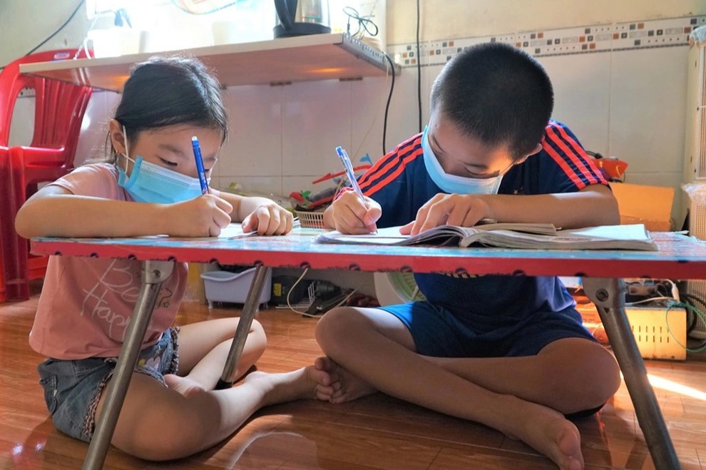 Trao nóng 5 triệu đồng tới gia đình F0, anh em mồ côi mẹ vì Covid-19 - 2 Trao nóng 5 triệu đồng tới gia đình F0, anh em mồ côi mẹ vì Covid-19 - 2