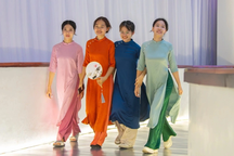 Giới trẻ thích thú mặc áo ngũ thân, tham quan bảo tàng nghìn tỷ tại Hà Nội