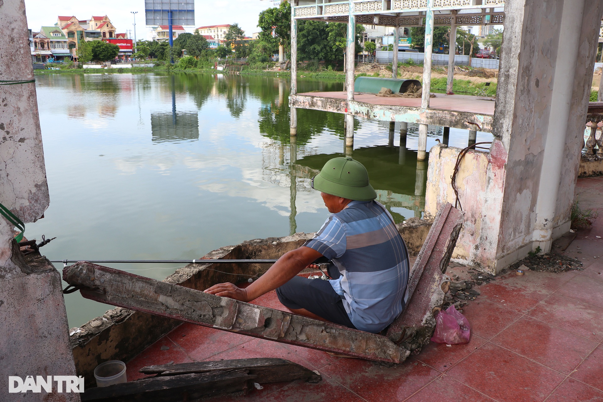 Hoang tàn nhà hàng nổi vang danh một thời ở thành Vinh - 10