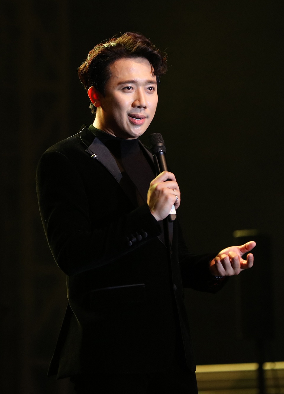 Hồ Ngọc Hà “muốn ngất” trên sân khấu khi song ca cùng Khánh Hà và Hà Trần - 1