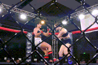 Sự cố kỳ quặc: Võ sĩ tung đòn knock-out, sàn đấu cũng... mất điện