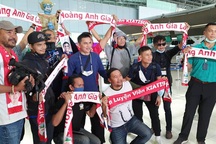 Người hâm mộ tiễn Kiatisuk rời Thái Lan sang Việt Nam dẫn dắt HA Gia Lai