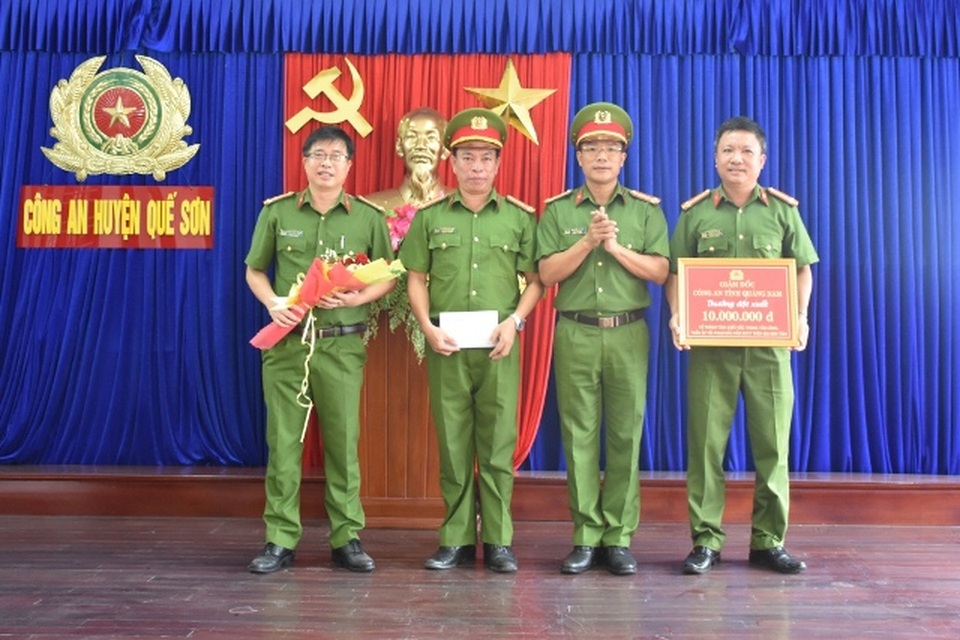 Công an thưởng nóng nhiều đơn vị xuất sắc trong tấn công trấn áp tội phạm - 1 Công an thưởng nóng nhiều đơn vị xuất sắc trong tấn công trấn áp tội phạm - 1