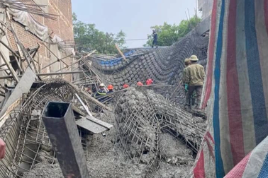 Sập giàn giáo, 2 người bị chôn vùi