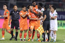 Cận cảnh pha xô đẩy của Phan Văn Đức với cầu thủ Hoàng Anh Gia Lai