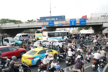 Hiện trạng nút giao cửa ngõ TPHCM chờ ngày mở rộng