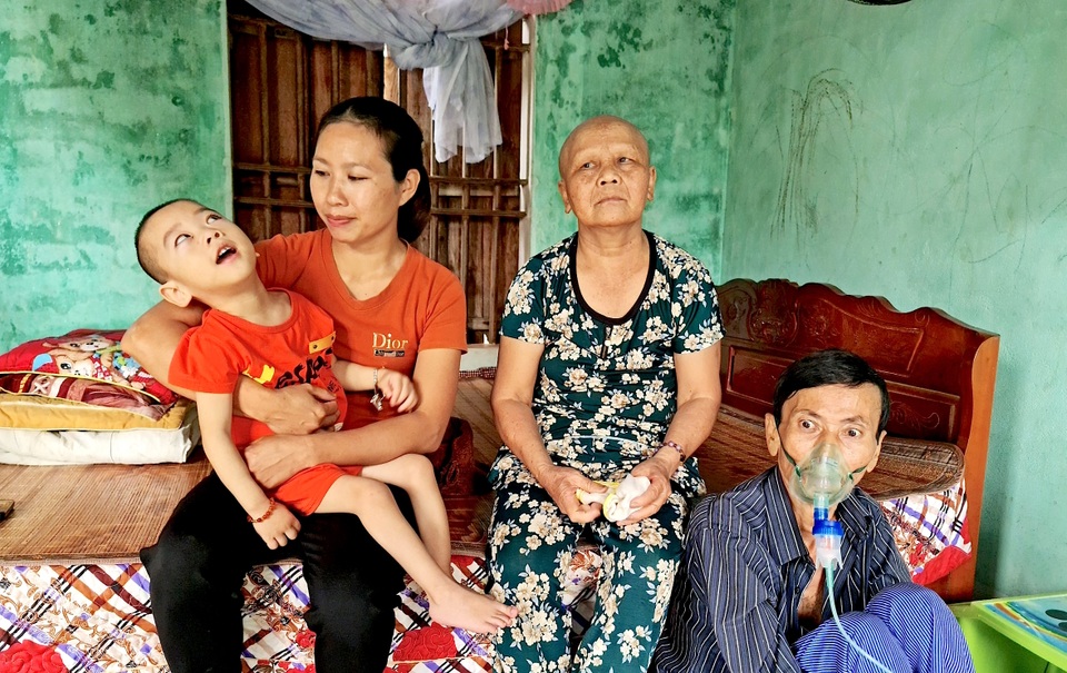 Thương người phụ nữ ngày chăm bố mẹ chồng bệnh tật, tối đi mò cua kiếm tiền - 2 Thương người phụ nữ ngày chăm bố mẹ chồng bệnh tật, tối đi mò cua kiếm tiền - 2