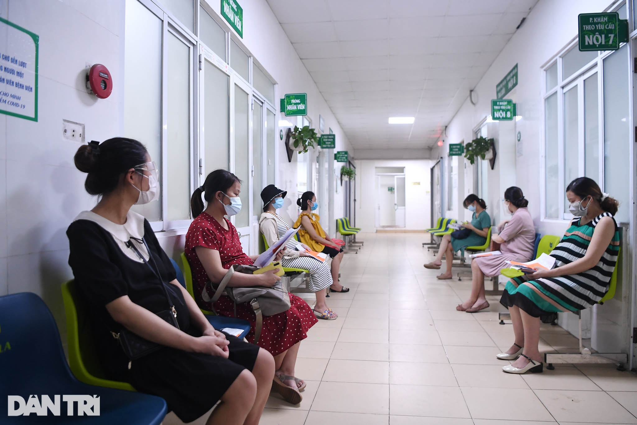 Quy trình tiêm vắc xin ngừa Covid-19 cho hơn 1.000 thai phụ ở Hà Nội - 10 Quy trình tiêm vắc xin ngừa Covid-19 cho hơn 1.000 thai phụ ở Hà Nội - 10