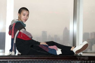 Con gái lớn của Vương Phi bất ngờ "cạo đầu"